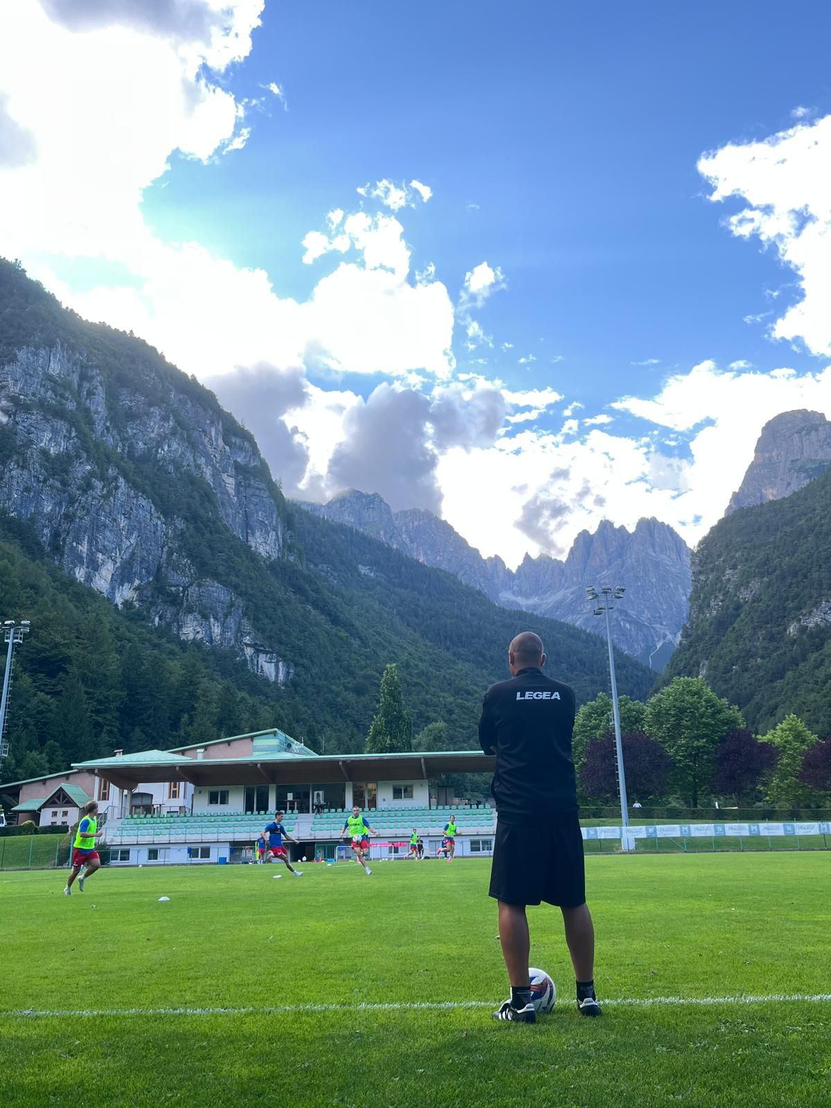 Giuseppe Commisso osserva il campo della Casatese Merate