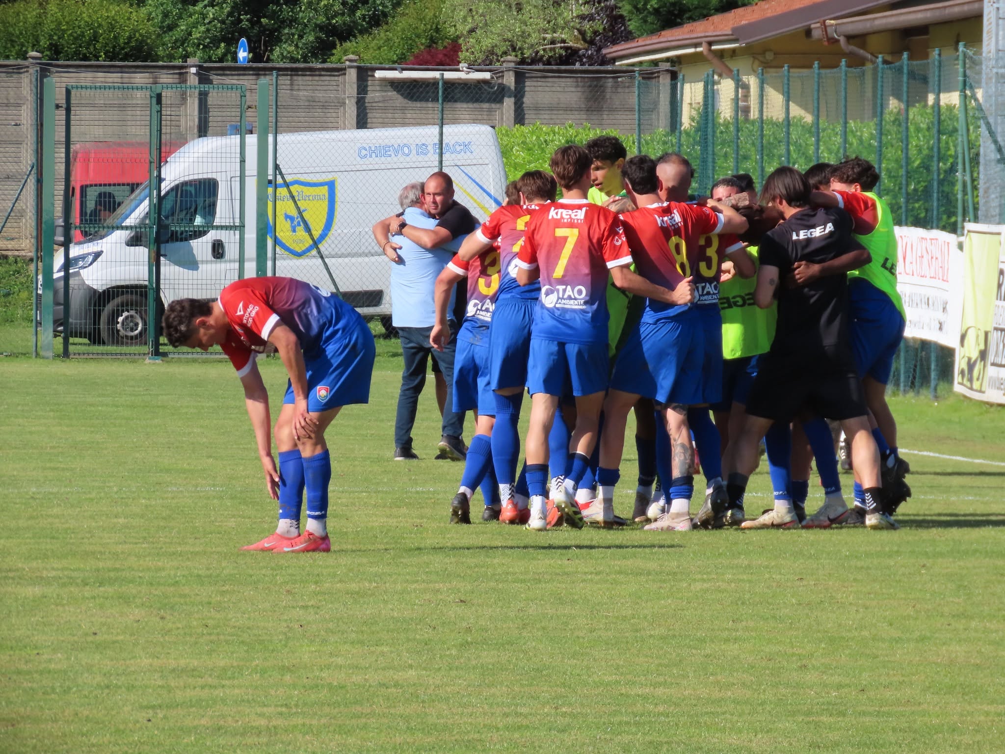 Giuseppe Commisso esulta dopo un gol della Casatese Merate